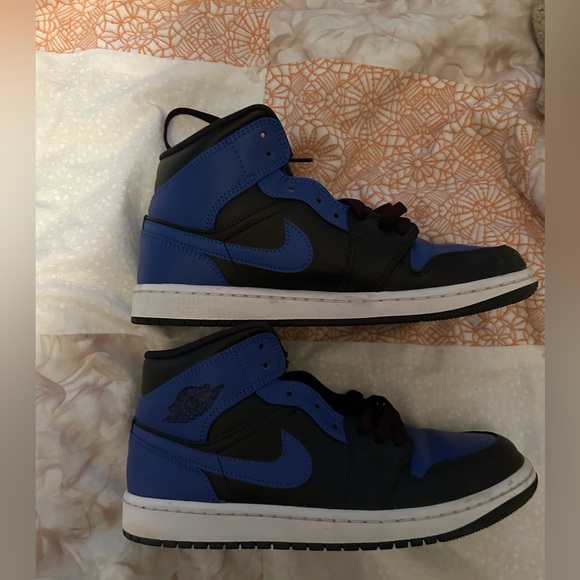 jordan 1 mids hyper royal
